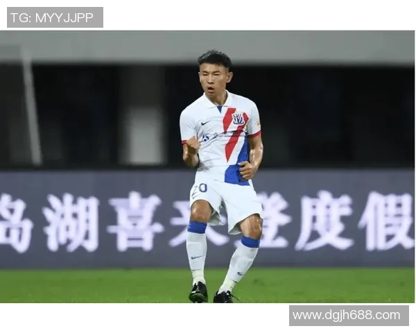 高龄足球球星依旧驰骋绿茵展现不老传奇精神力量